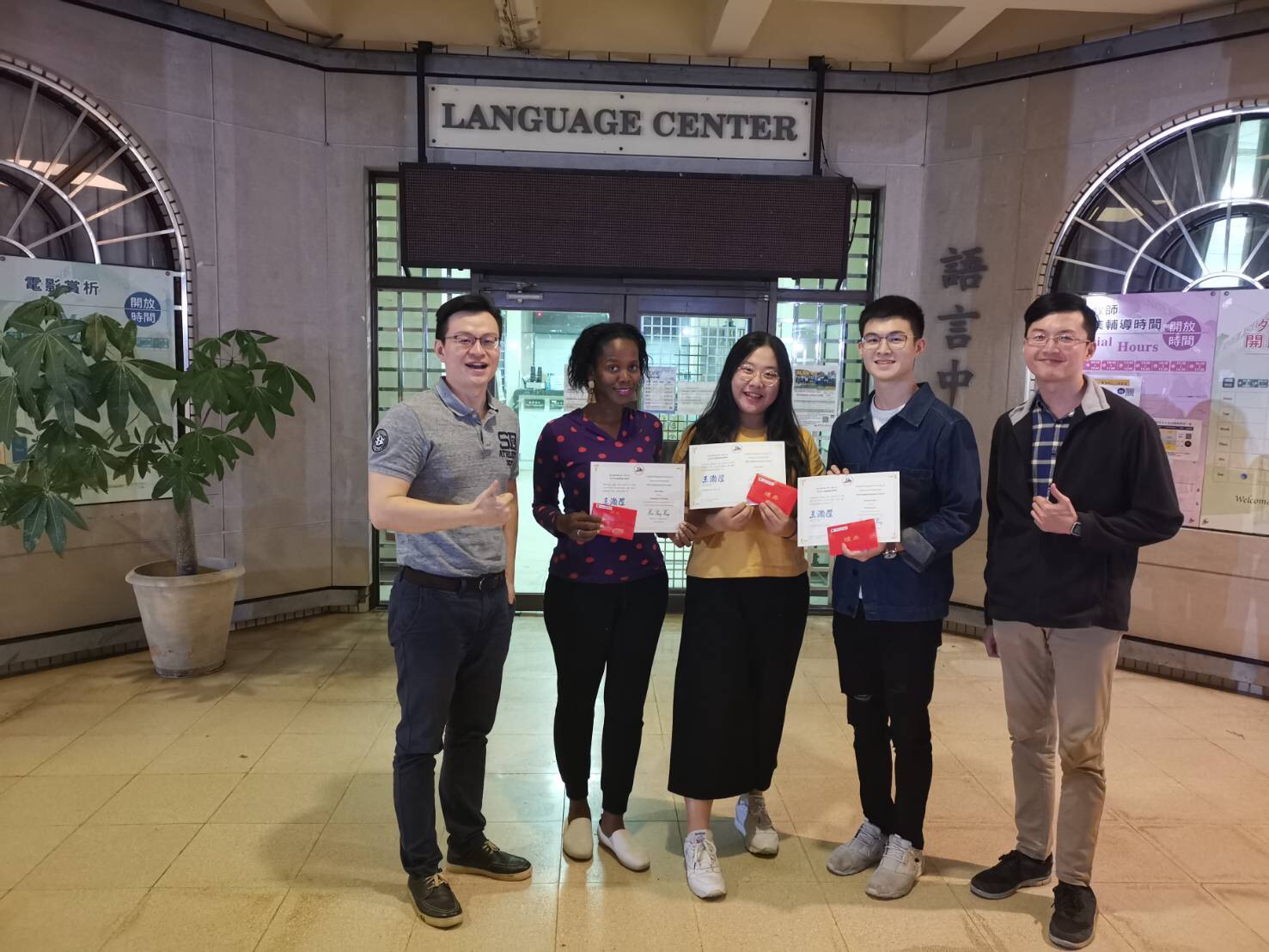 Read more about the article 謝佳貝、李昱陞同學參加校內英文履歷比賽奪下冠亞軍